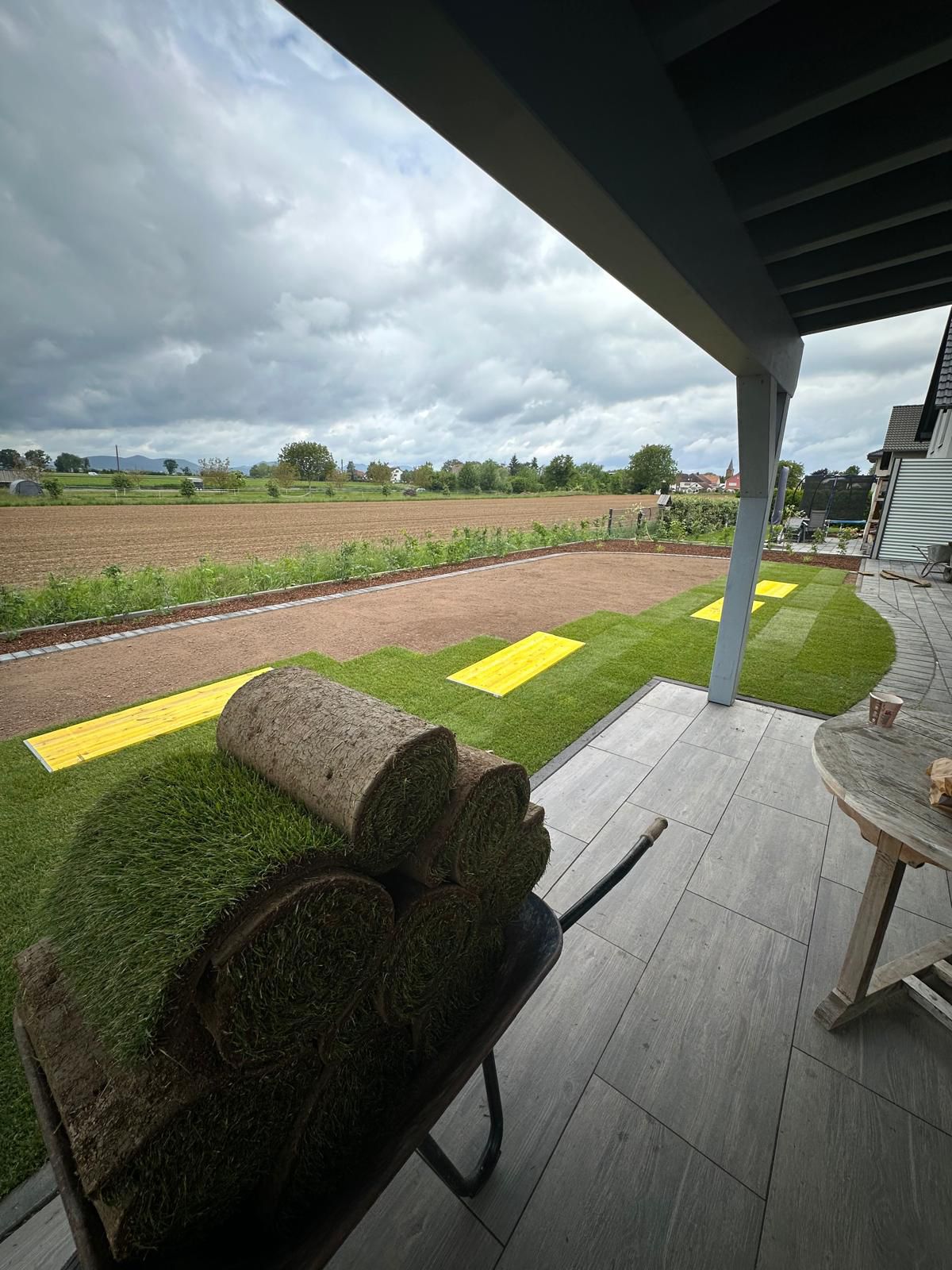 Verlegung von Rollrasen im Garten